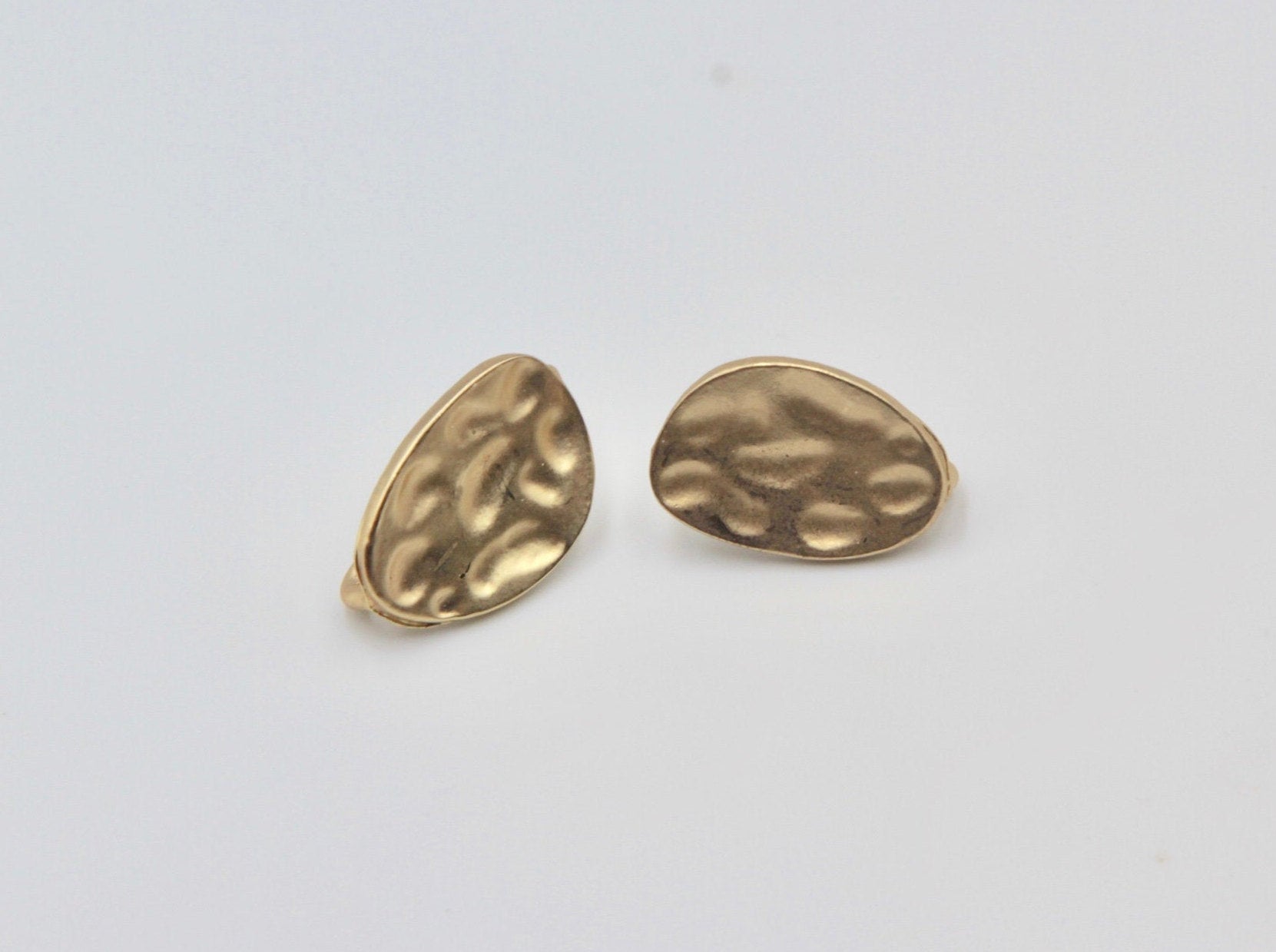 1 pair(2pcs), 13mmx19mm, Vintage Style Distorted Oval Alloy Ear Stud in Matt Gold